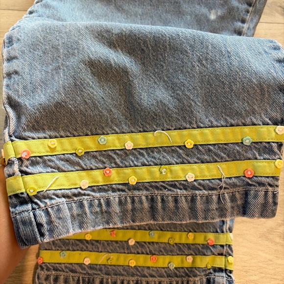 Y2K high waisted capris with ribbon and button hem - Picture 7 of 8